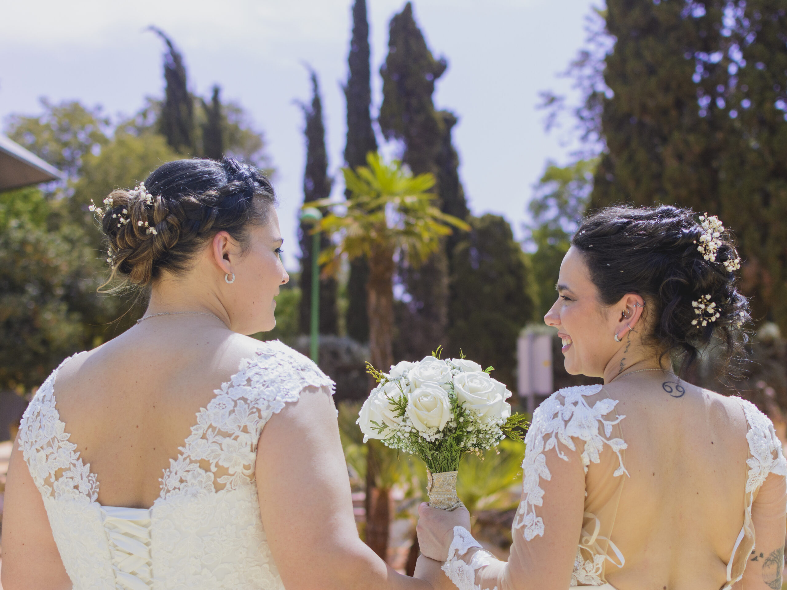 Fotografía artística de boda con álbum y USB personalizado