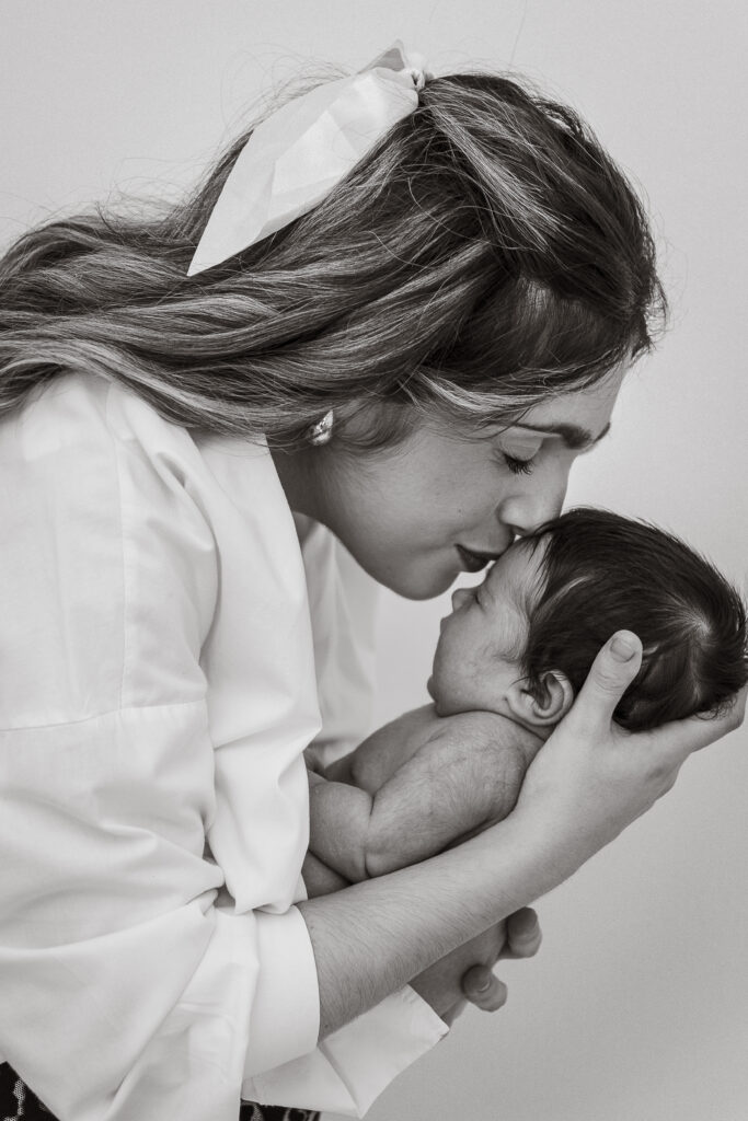 madre abrazando a su bebé recién nacido en fotografía en blanco y negro