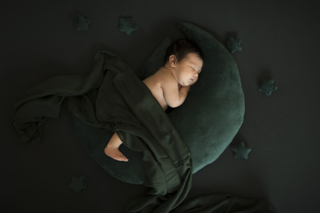 Bebé recién nacido soñando sobre la luna