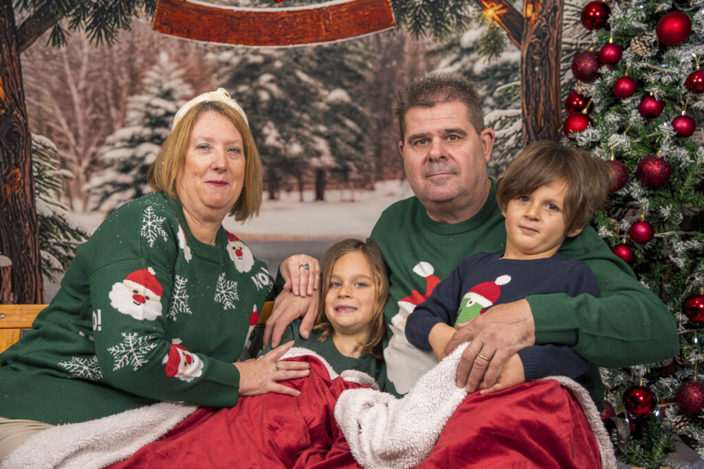 Madre e hijos posando en sesión navideña en Dos Hermanas