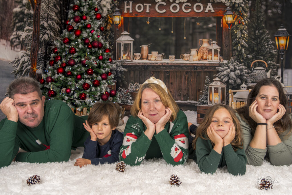 Familia posando en sesión navideña en Dos Hermanas