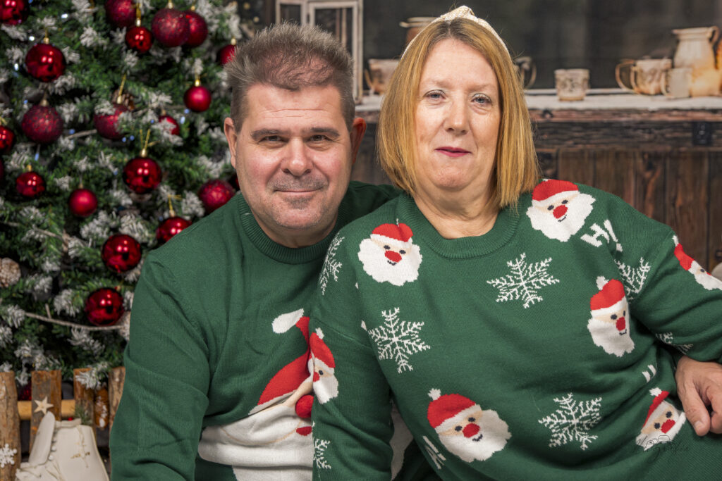 areja en sesión navideña con jerseys de Navidad en Dos Hermanas