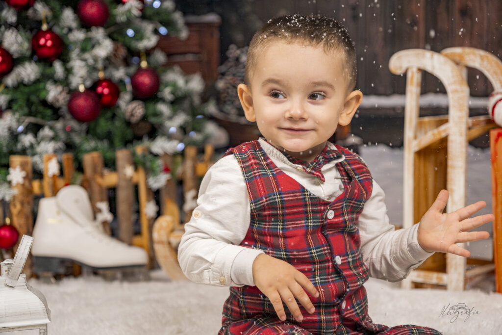 Retrato infantil navideño con fondo decorado en Dos Hermanas