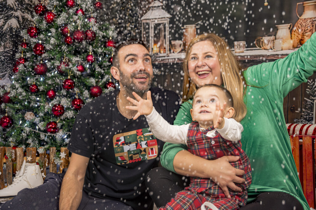 Familia posando con su hijo en sesión navideña en Dos Hermanas