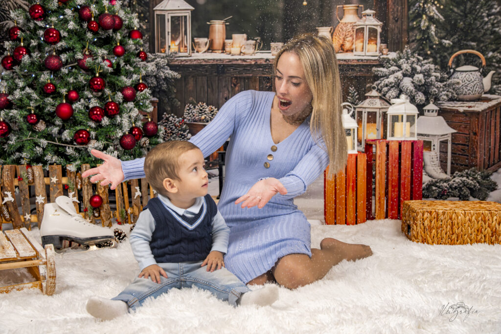 Niño sujetando linterna navideña en sesión de Navidad en Dos Hermanas
