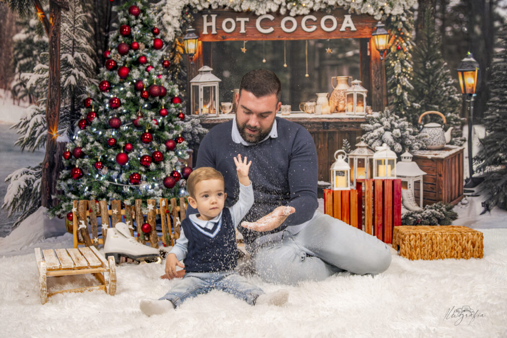 Familia con dos niños en sesión navideña profesional en Dos Hermanas