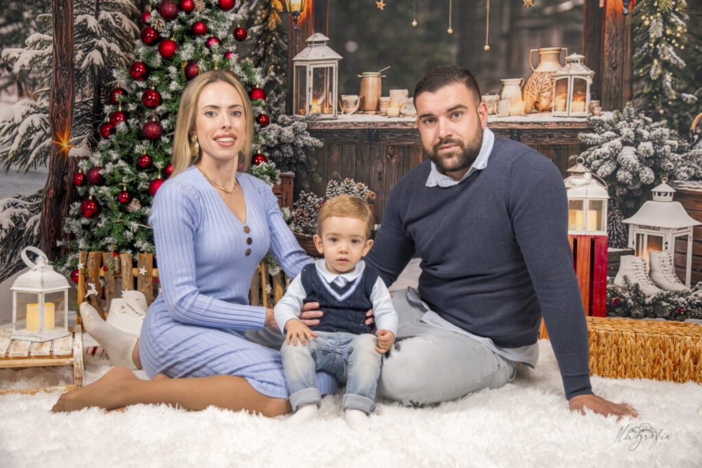 Familia posando con su hijo en sesión navideña en Dos Hermanas