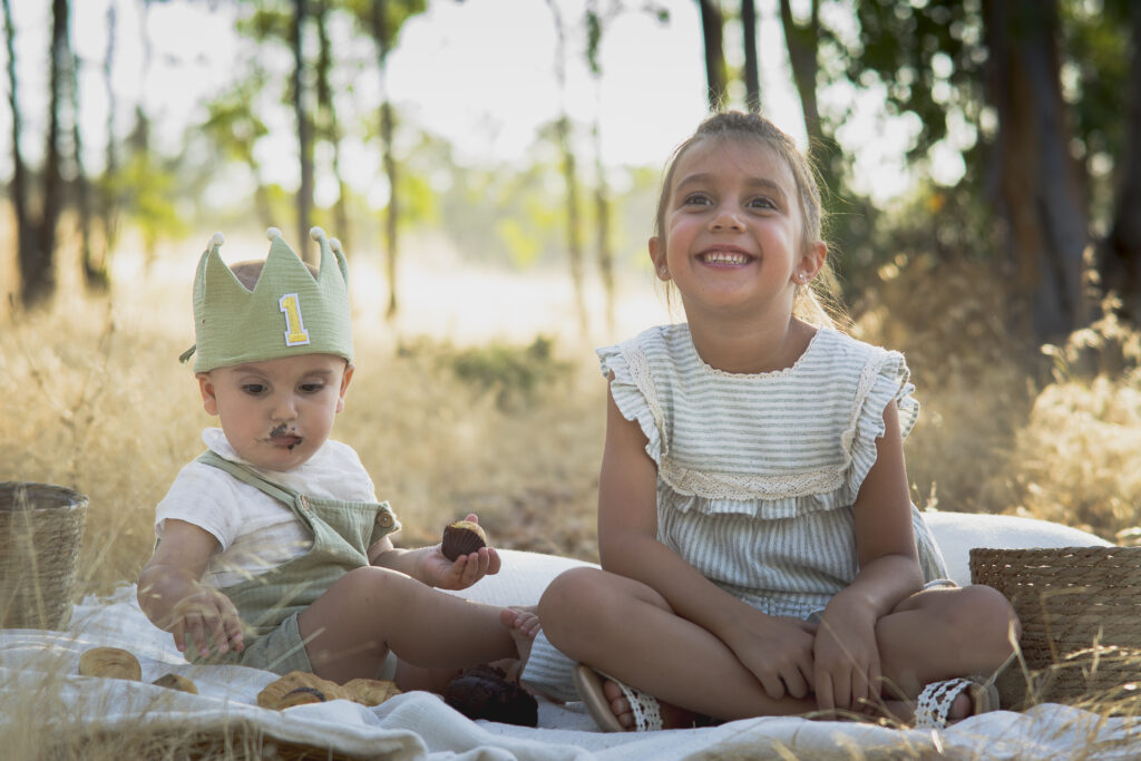 Niños sonriendo en una sesión de fotos familiar al aire libre