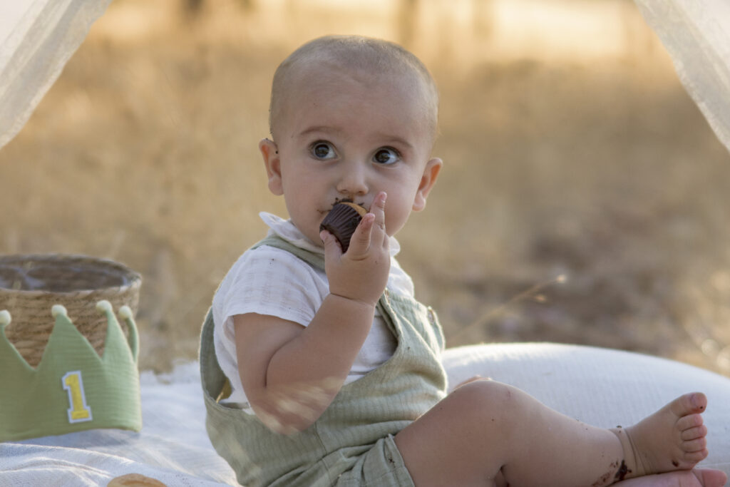 Bebé durante una sesión de fotos familiar en exterior