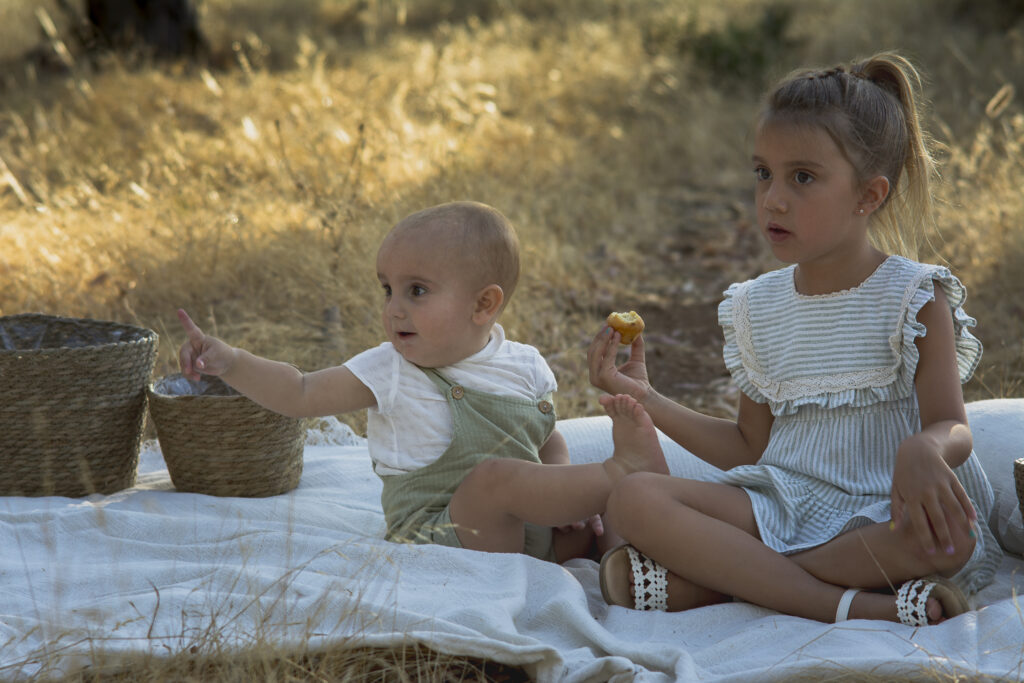 Niños jugando juntos durante una sesión de fotos familiar