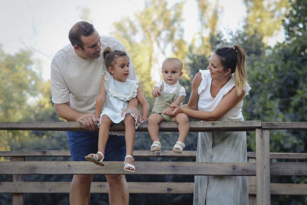 Familia sentada con sus hijos en una sesión de fotos familiar