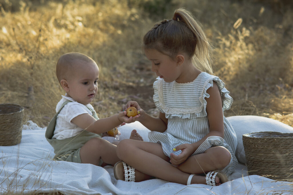 Hermanos compartiendo un momento durante una sesión de fotos familiar