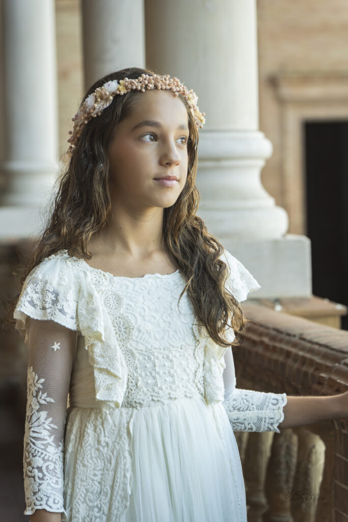 Retrato de niña de comunión con vestido blanco y luz suave
