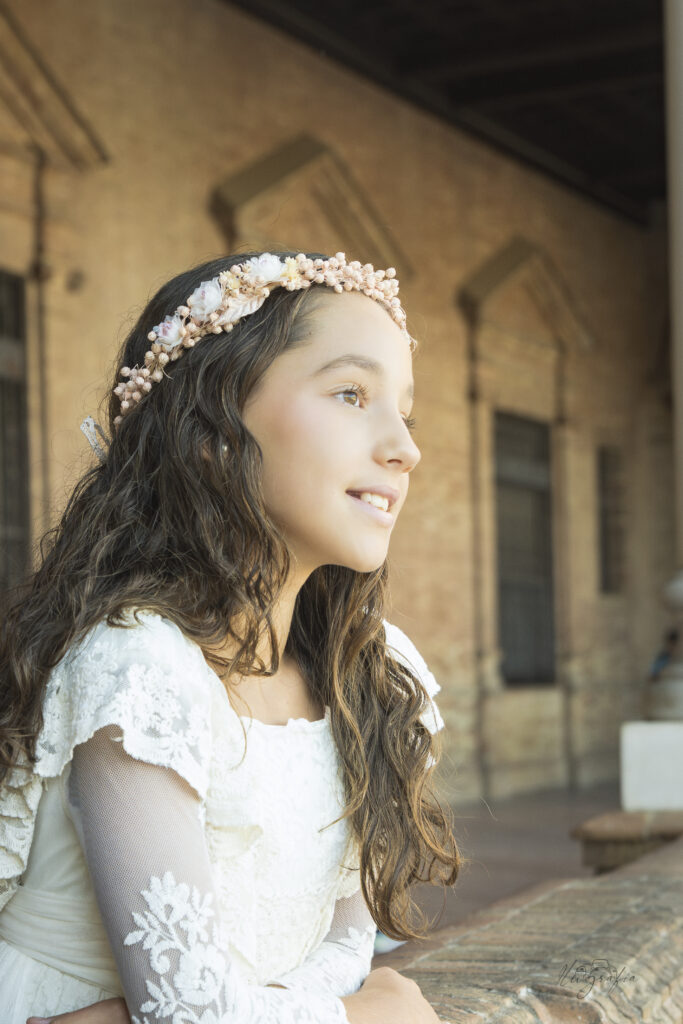 Perfil de niña de comunión con corona floral