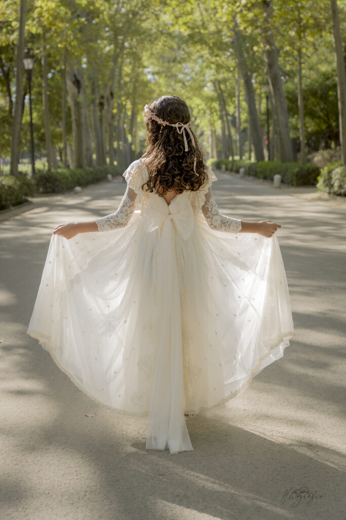 Niña de comunión caminando con vestido en exteriores
