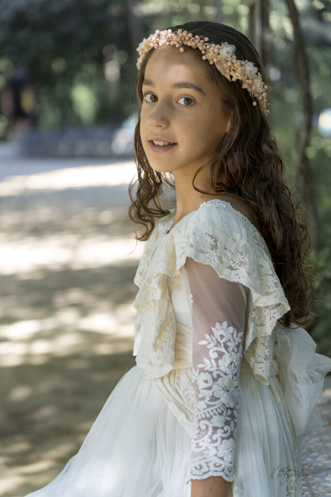 Retrato de niño de comunión en exterior con fondo desenfocado