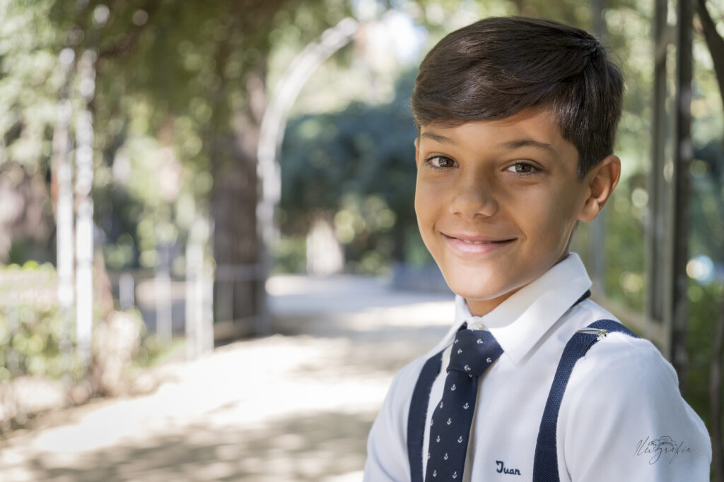 Niña y niño de comunión juntos sonriendo