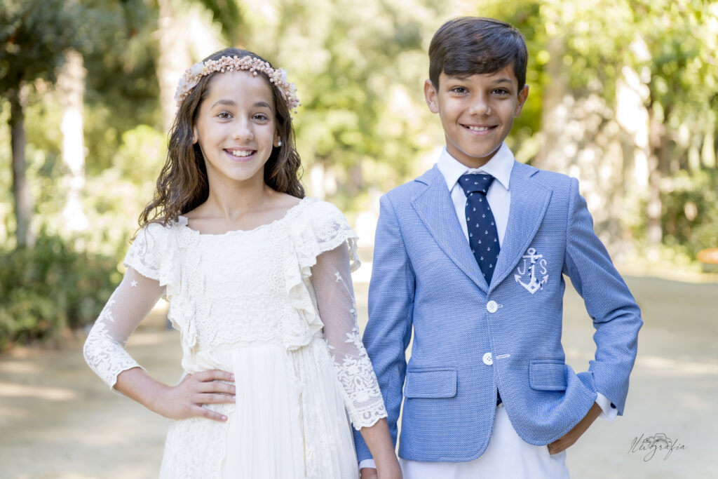 Espalda de niña y niño de comunión en blanco y negro