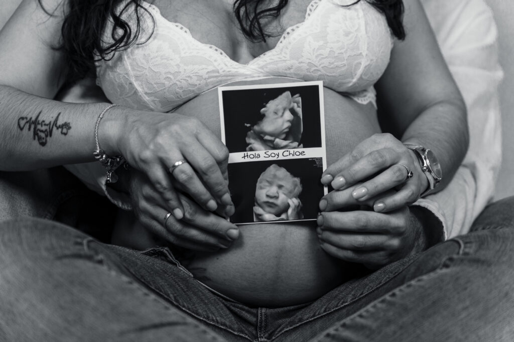 Mujer embarazada mostrando foto de eco.