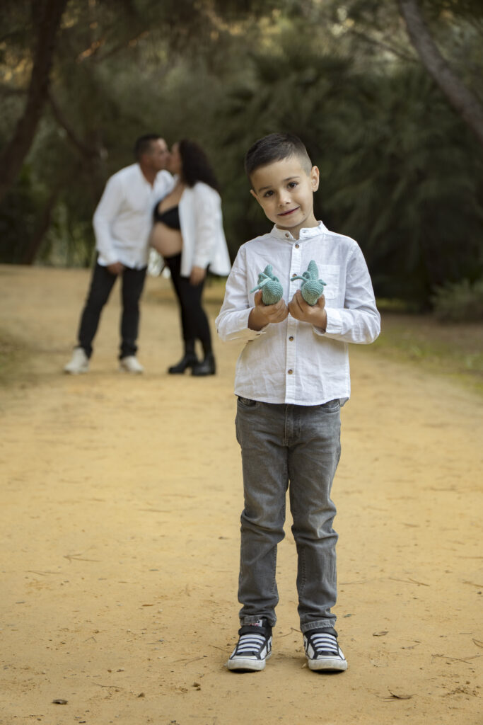 Niño sosteniendo un detalle mientras espera a su hermanito.